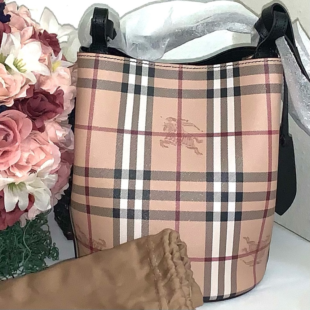 NWT Burberry Bucket Small Lorne💖